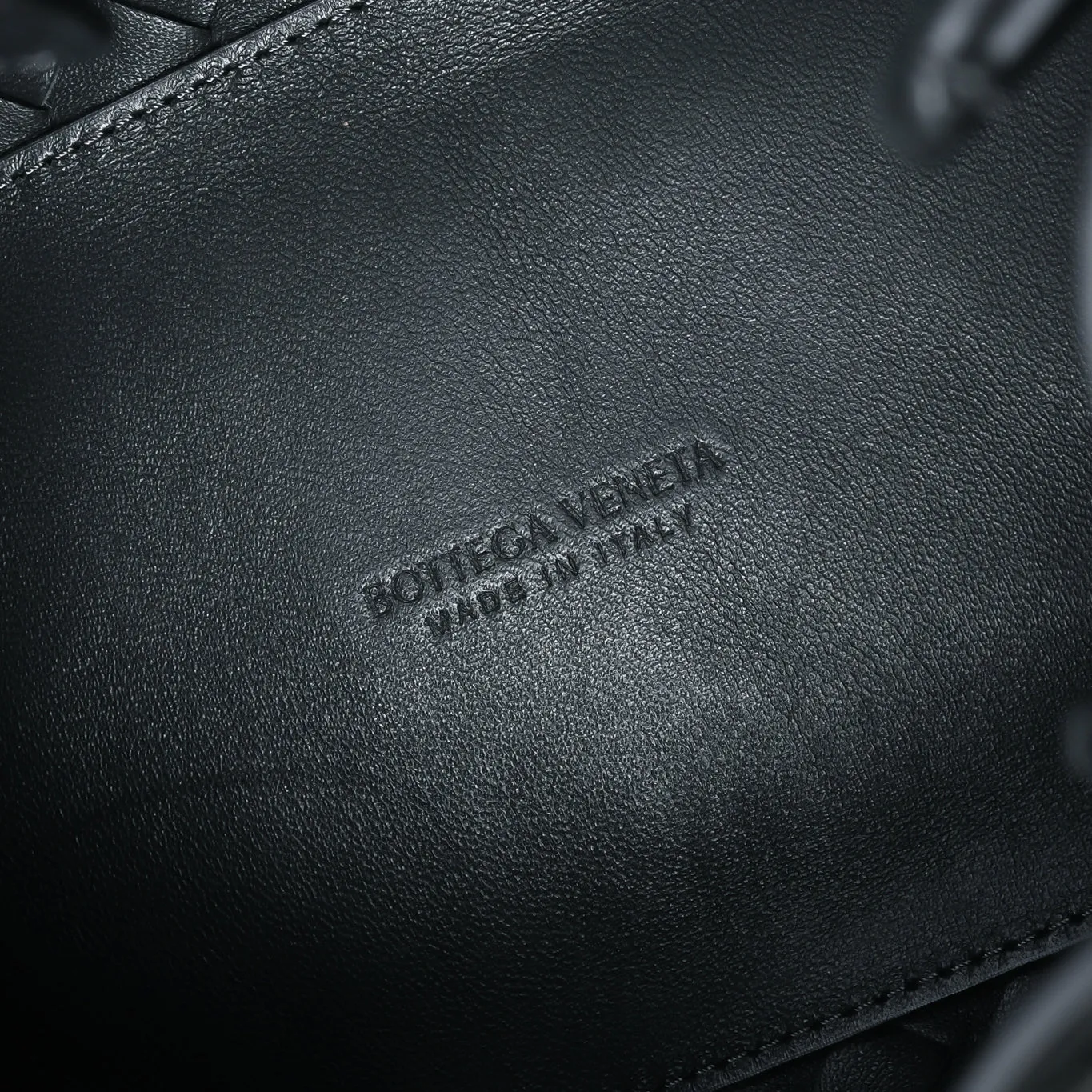 Batch 2060 BOTTEGA VENETA2025 new autumn medium suede parachuta has a unique appearance with the iconic metal knot, and a whole piece of leather folds the four corners into a parachute shape! The exquisite Knot metal buckle is like putting jewelry on a bag. It is high-end and elegant. Its super capacity can hold all your things! The overall effect of this bag is very different from before. It is neither too delicate to provide a large capacity nor too bulky because of its practicality. It simply provides a perfectly suitable bag for casual and simple people👜 Style number: 5921 Size: 29.5*18.5*17.5cm